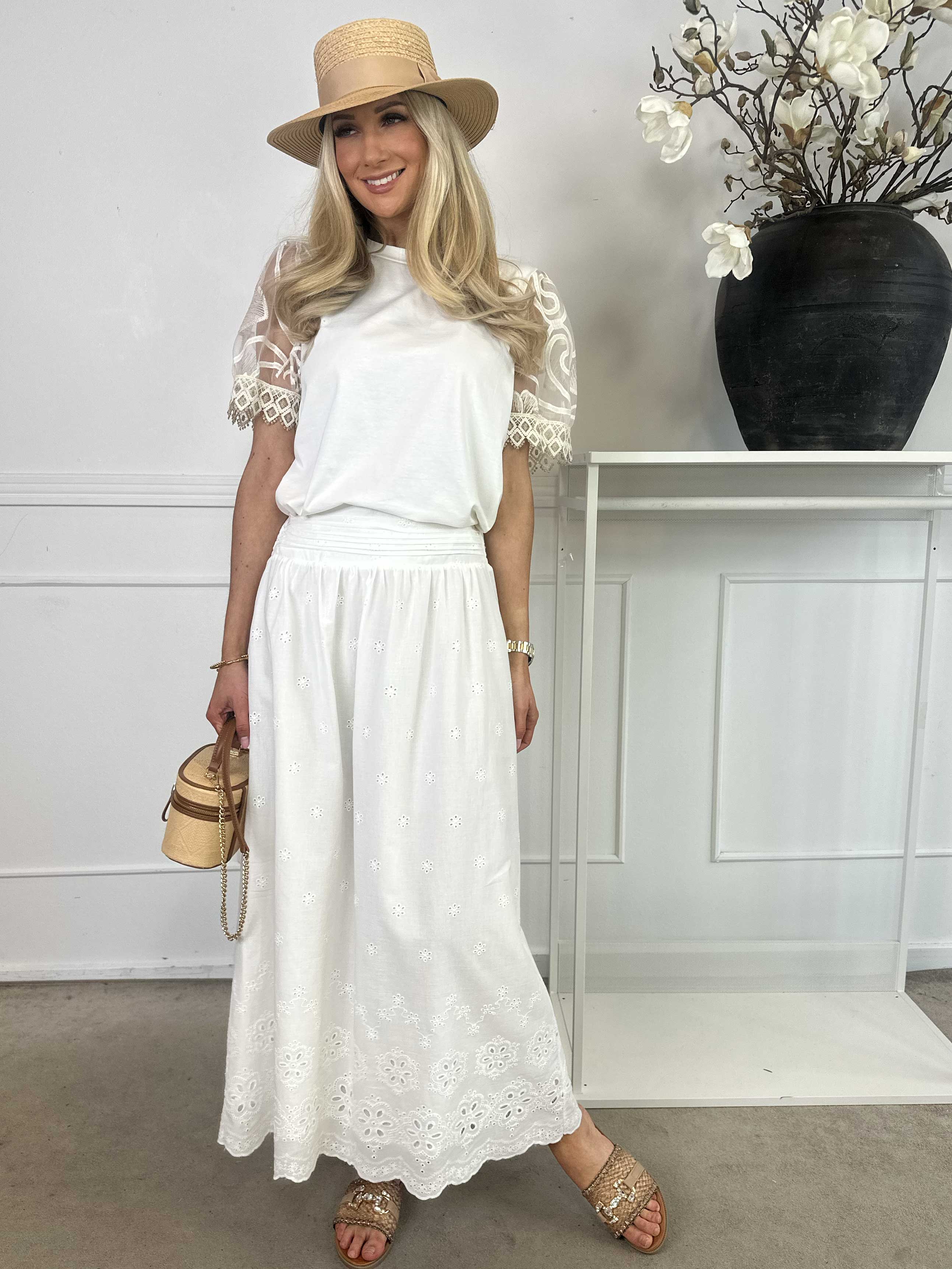 Susan - Söt kjol i vit bomull med broderie anglaise